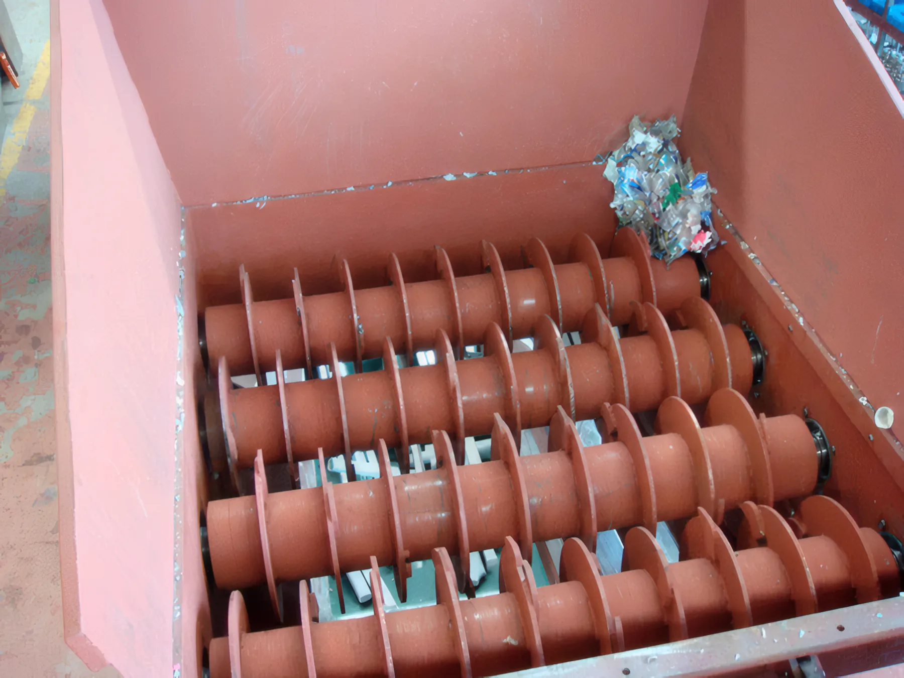 Toothed opening shafts inside the red debaler hopper