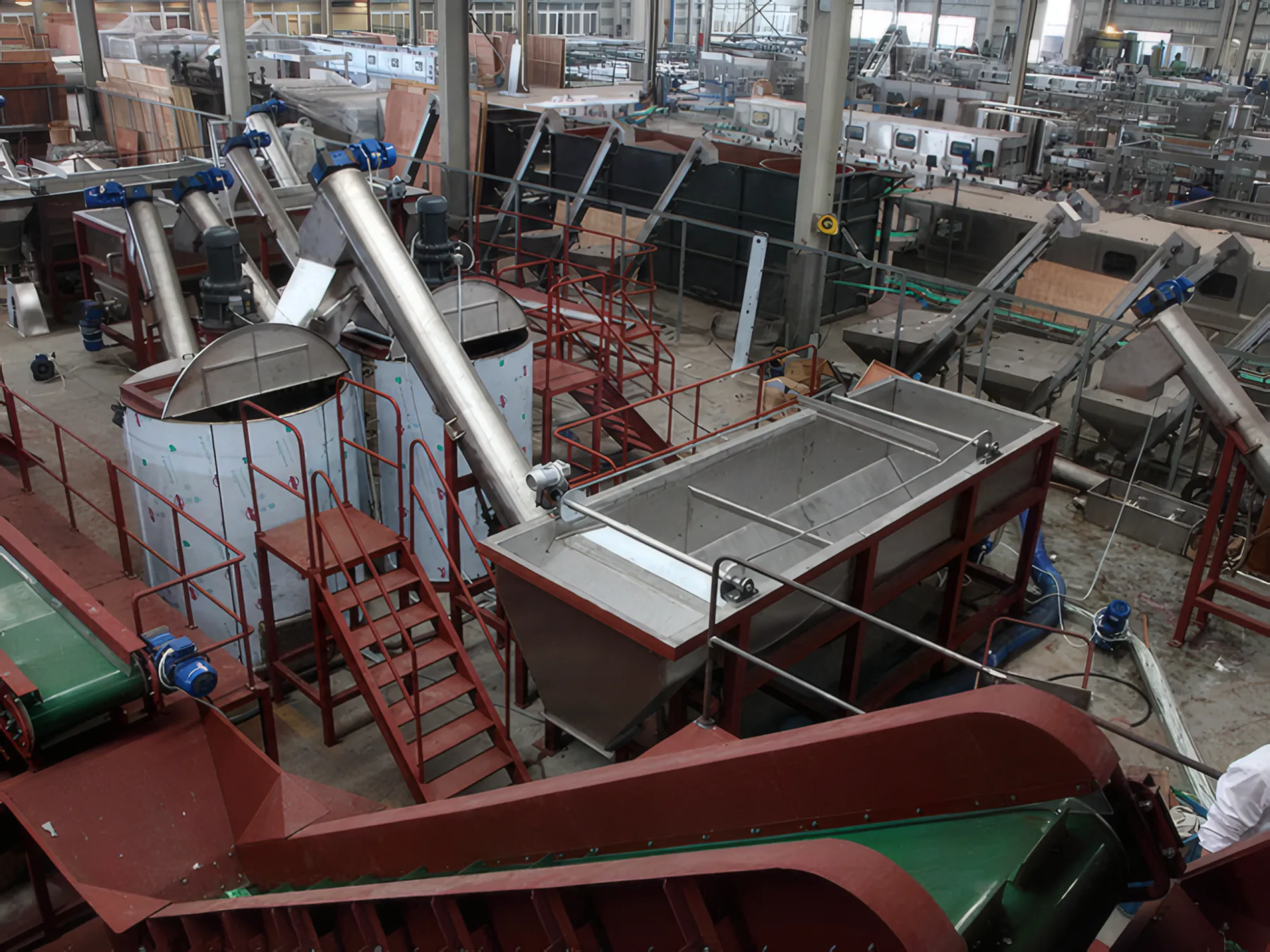 Hot washing vessel feeding a stainless rinse tank