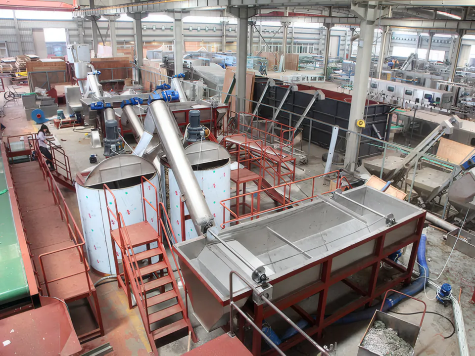 Hot washing vessels, screw loaders and rinse tanks in the assembly hall