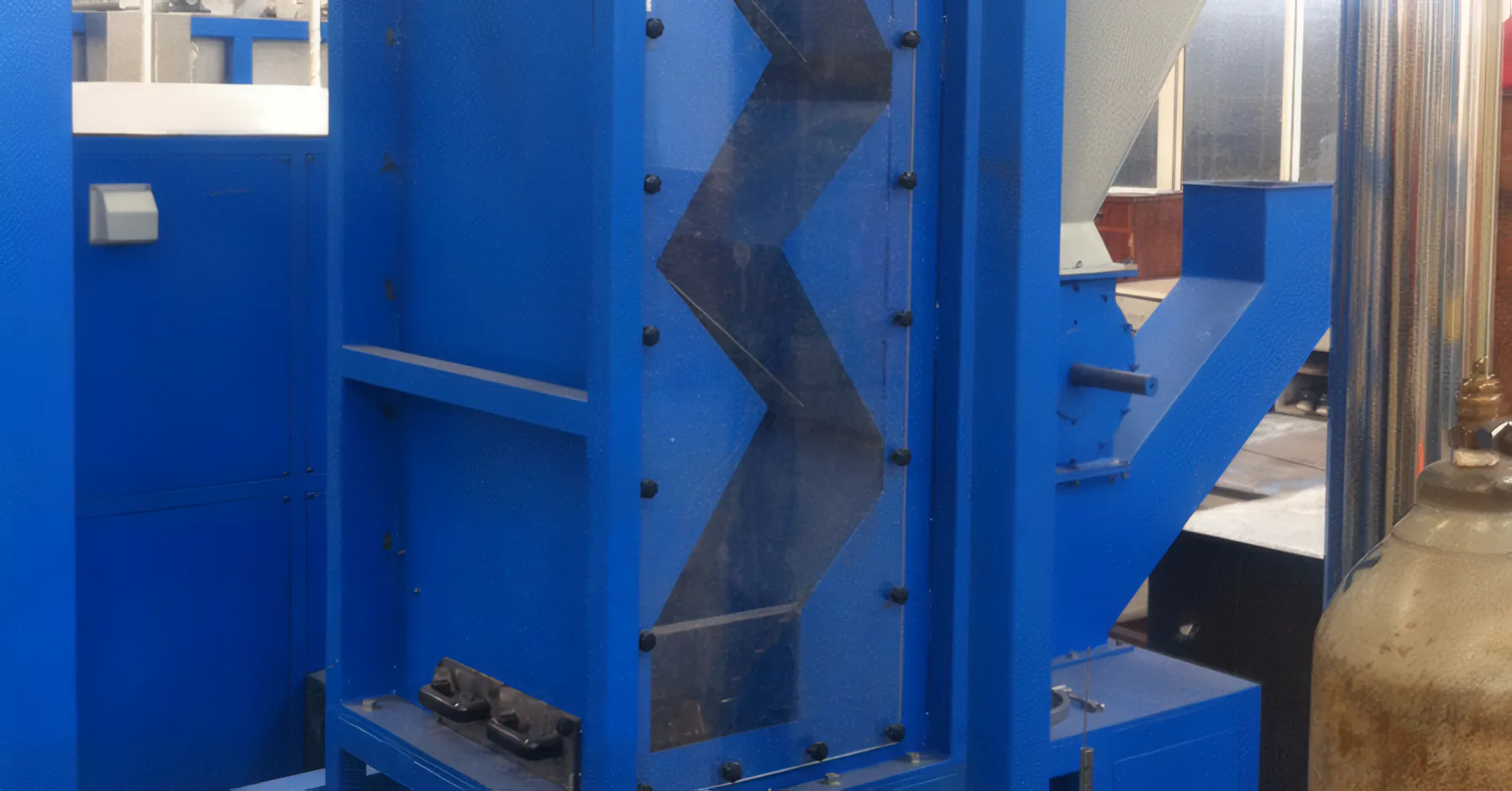 Label separator – blue zig-zag air separation column