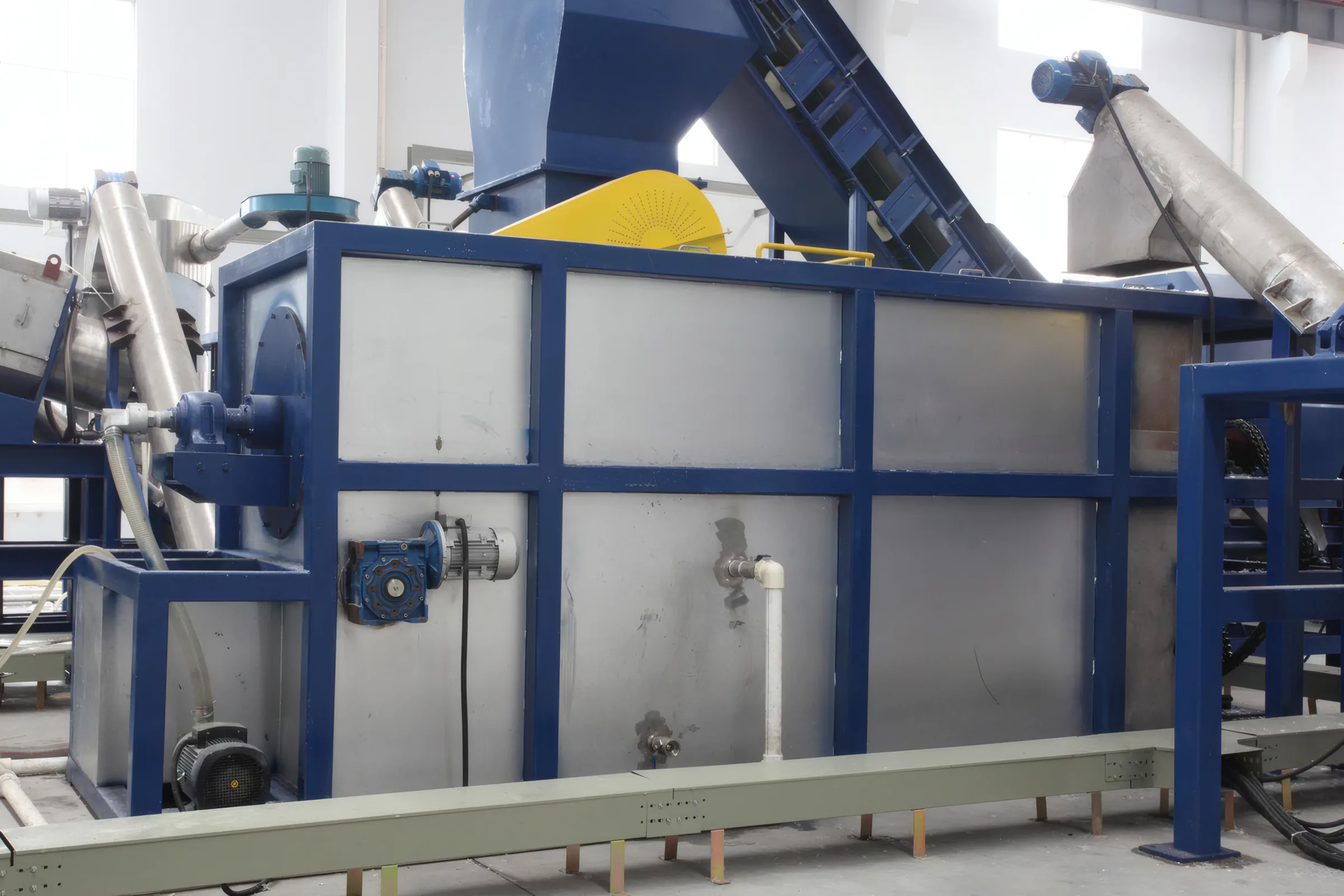 Hot Washer For PET Flakes – stainless washing tank and feed conveyors
