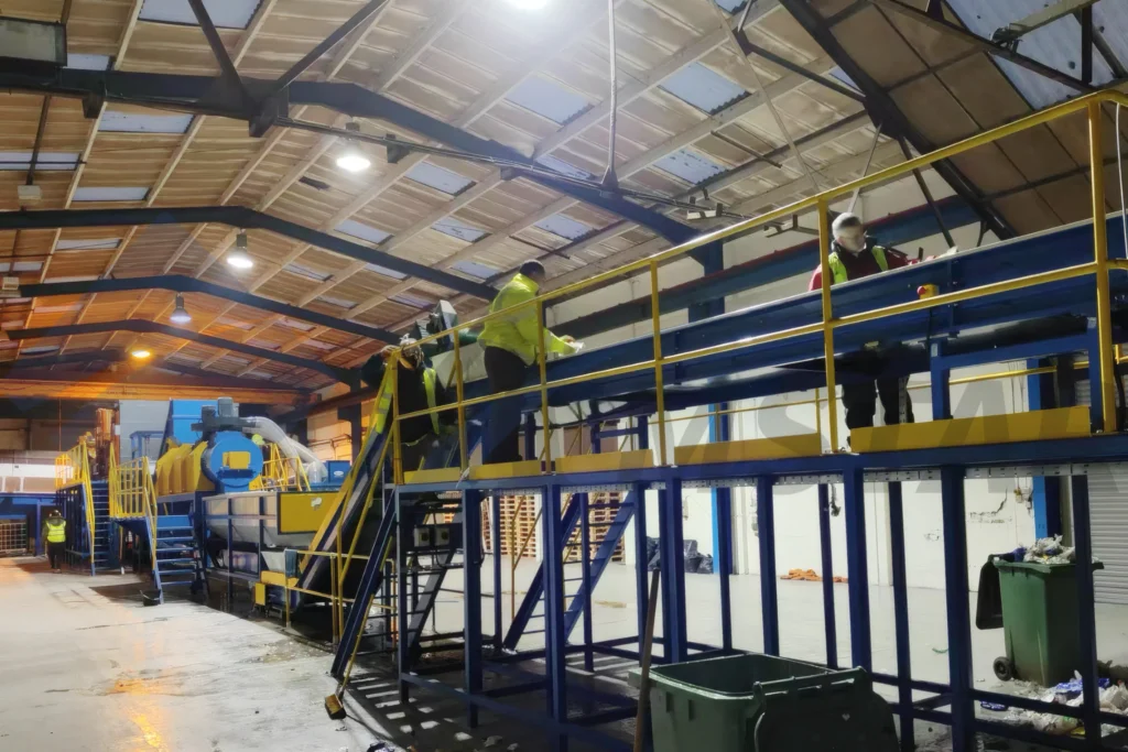 2000-2500 KG/H PET Bottle Washing Line – operators on the elevated sorting platform
