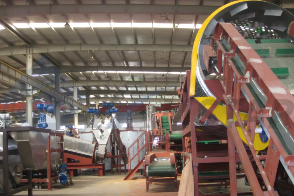 3000-4000 KG/H PET Bottle Washing Line – trommel and conveyor installation inside the factory
