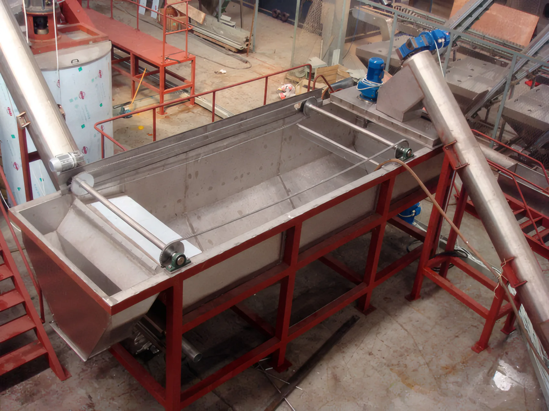 Sink-float tank paddles and inclined screw discharge