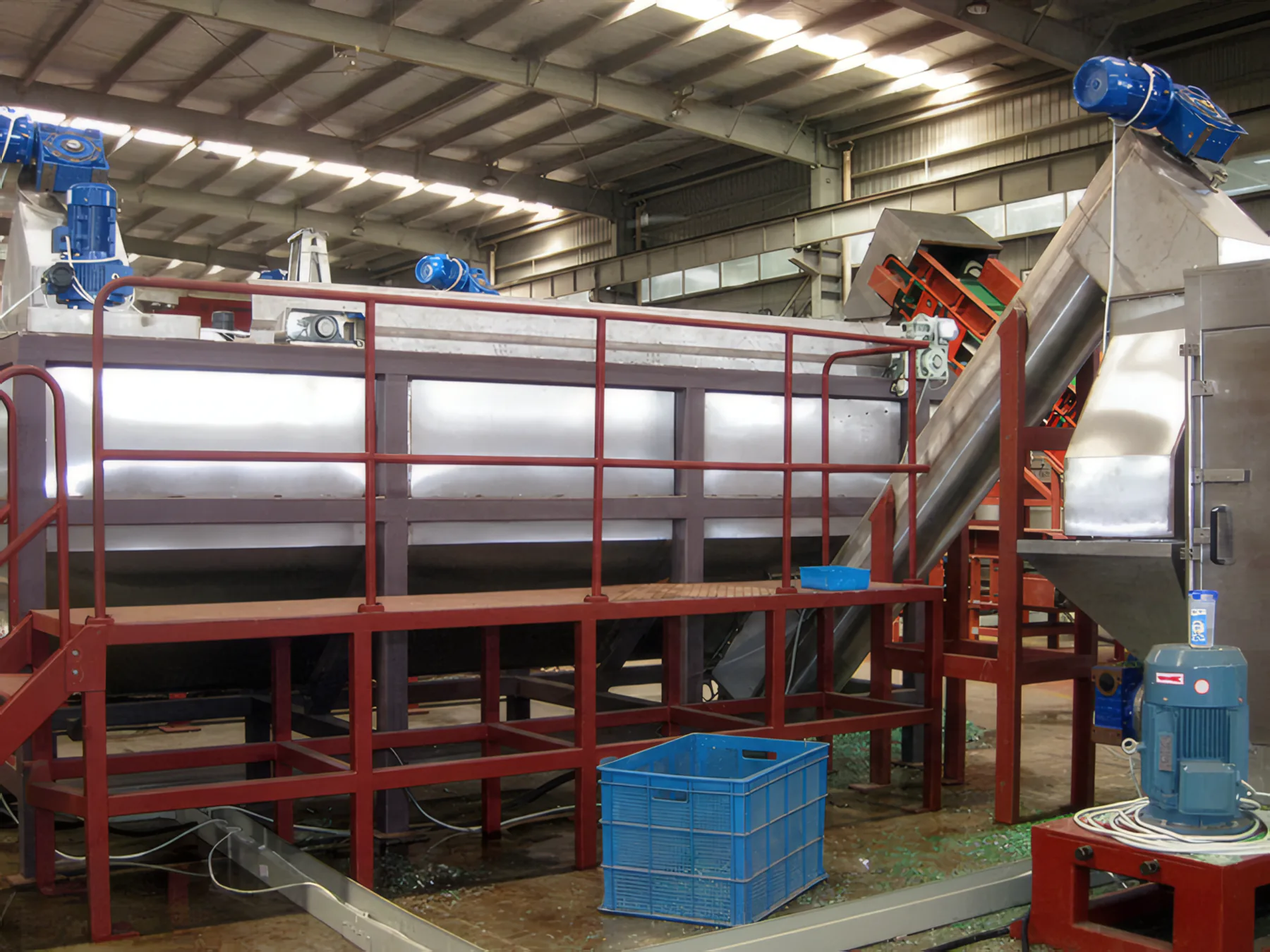 Long stainless rinse tank with screw discharge and motors