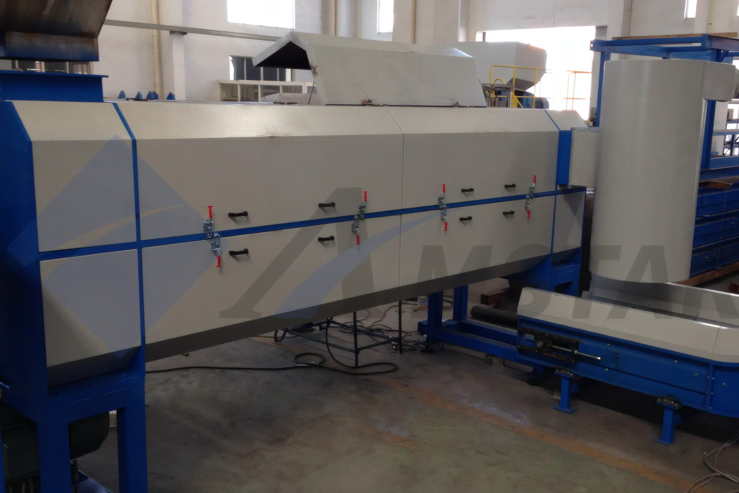 Label Remover – closed inspection panels and adjoining cyclone