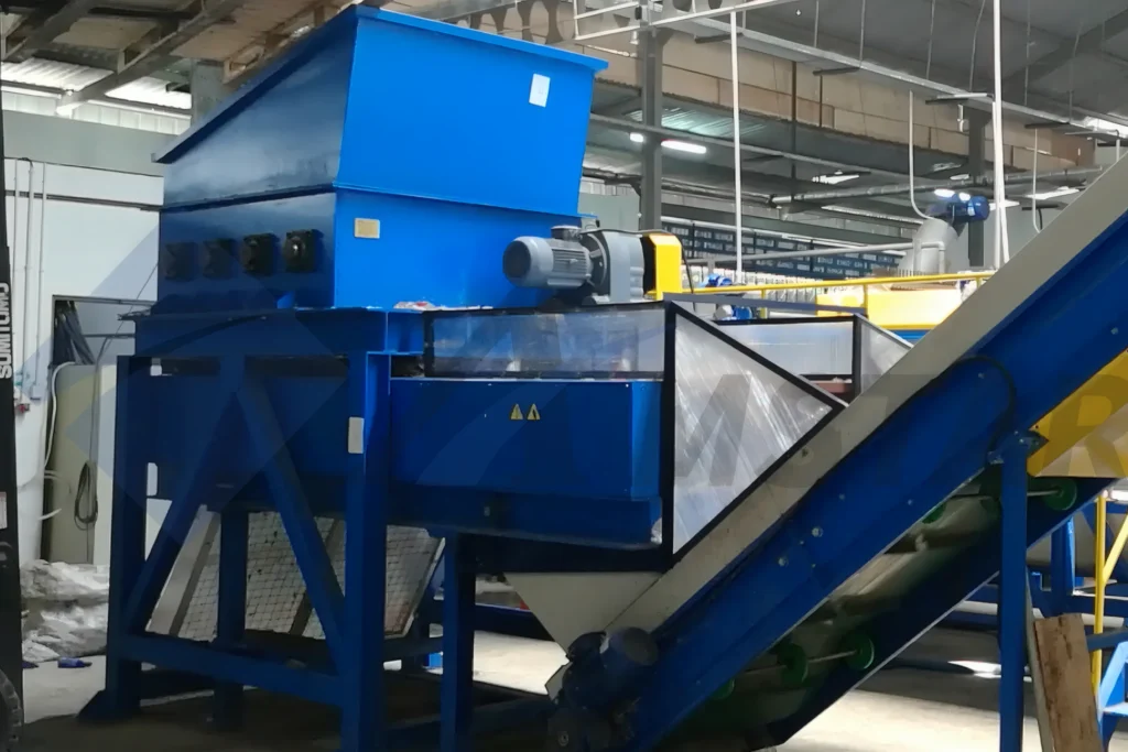 Debaler Machine (2018 Model) – blue bale opening hopper beside the feed conveyor