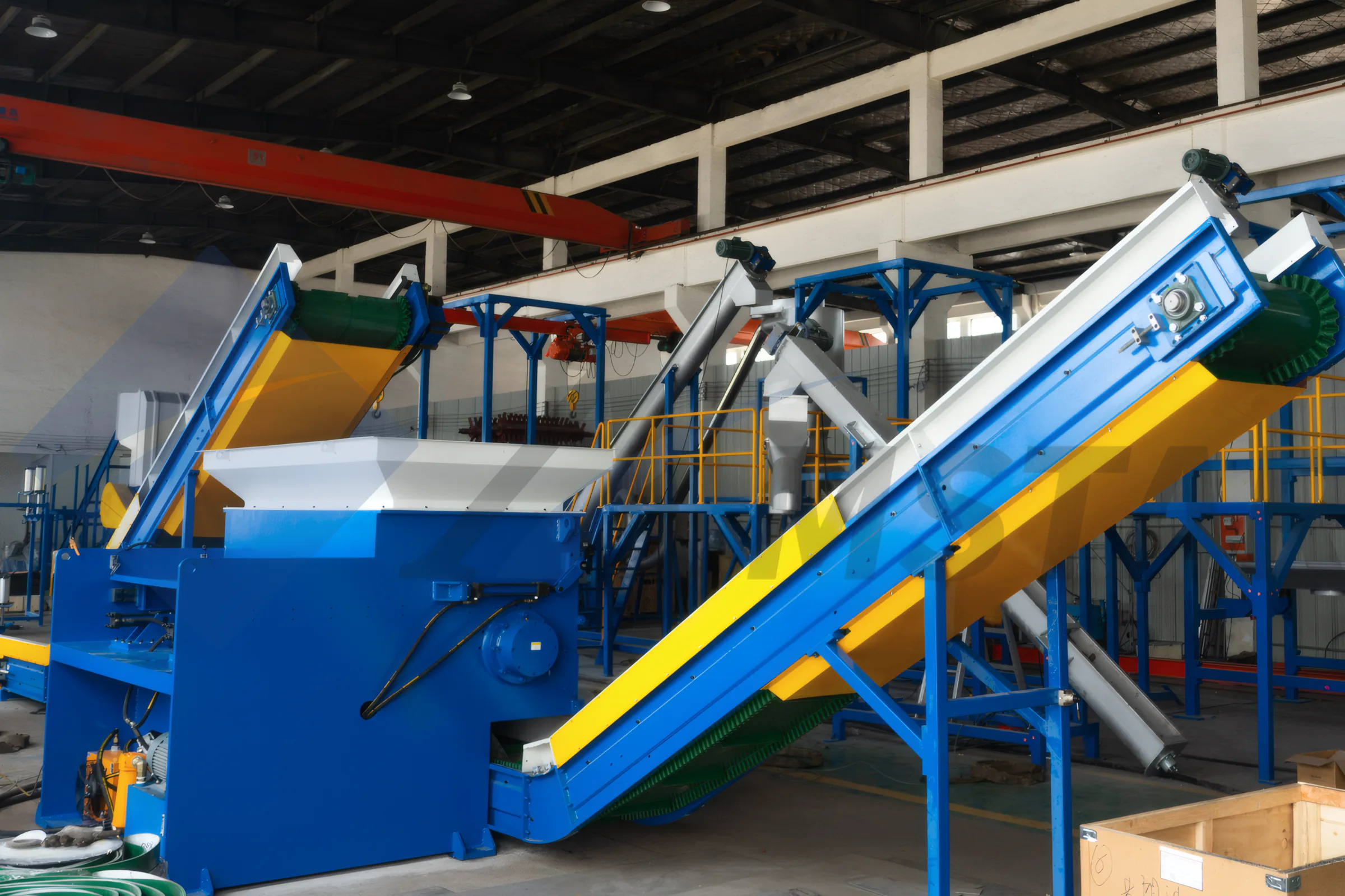 Heavy Duty Shredder – shredding unit connected to inclined conveyors