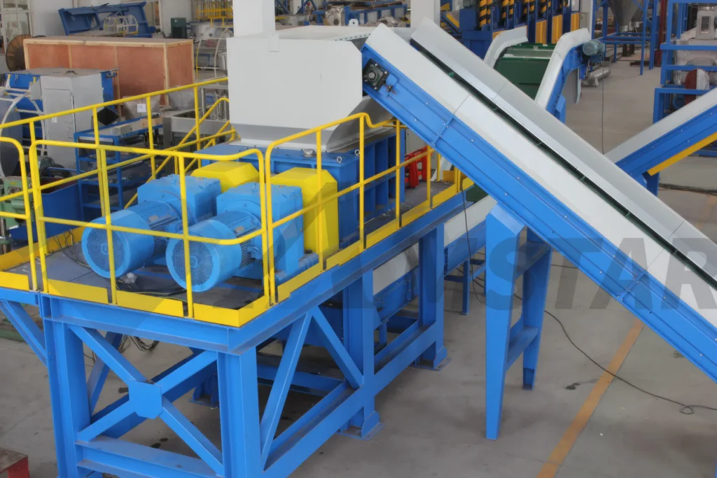 Twin-Shaft Shredder – elevated shredding station and connected conveyors