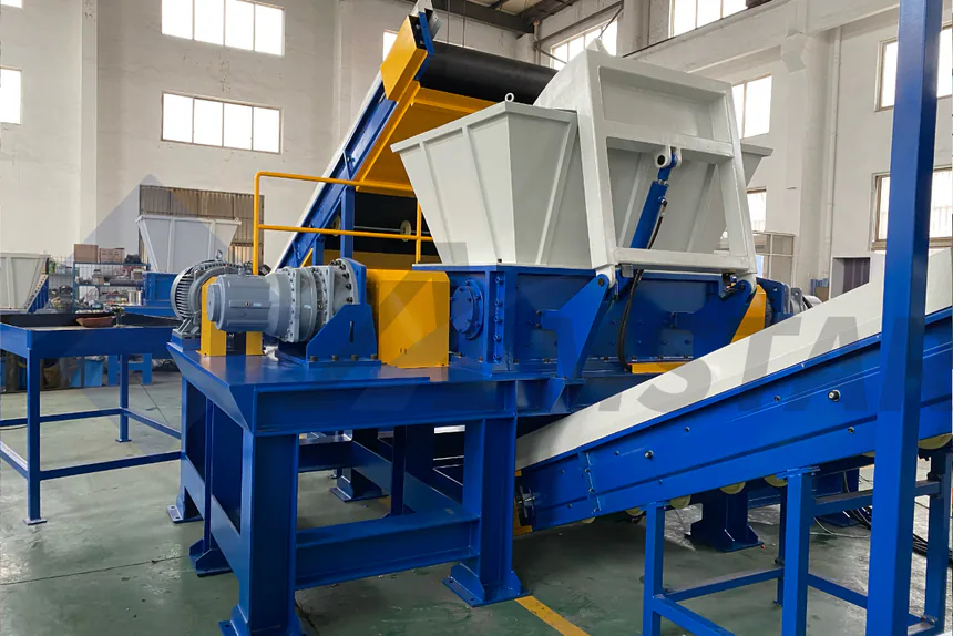 Twin-Shaft Shredder – white hopper above the twin shaft cutting unit