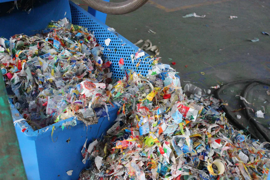 Wet Label Remover – removed labels collecting on the discharge tray